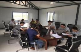 （通訊員 喻澤君） 浙江正泰新能源開發(fā)有限公司北部光伏區(qū)域公司工程安全質(zhì)量主管李向國(guó)在白城光伏發(fā)電應(yīng)用領(lǐng)跑基地者1號(hào)項(xiàng)目區(qū)項(xiàng)目部組織召開基地建設(shè)1號(hào)項(xiàng)目安全與質(zhì)量專題會(huì)議。會(huì)議明確：一是完善項(xiàng)目部的安全體系，充分落實(shí)各項(xiàng)安全生產(chǎn)責(zé)任制，增強(qiáng)建設(shè)施工安全生產(chǎn)意識(shí)，切實(shí)把現(xiàn)場(chǎng)安全管理工作落實(shí)到實(shí)處；二是嚴(yán)把質(zhì)量關(guān)，保證各項(xiàng)施工任務(wù)快速有序推進(jìn)