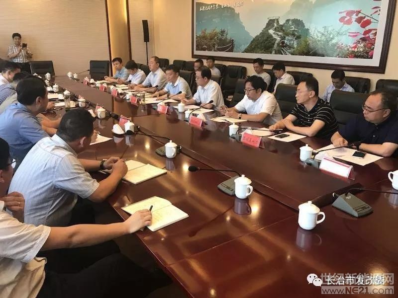  7月12日,長(zhǎng)治光伏發(fā)電技術(shù)領(lǐng)跑基地領(lǐng)導(dǎo)組辦公室組織召開投資企業(yè)對(duì)接座談會(huì)。市基地辦、黎城、平順縣政府分管副縣長(zhǎng)、縣基地辦有關(guān)負(fù)責(zé)同志、長(zhǎng)治能源革命研究院、財(cái)通公司等相關(guān)部門，隆基股份、聯(lián)合光伏、天合股份和國(guó)開新能源企業(yè)代表參加了會(huì)議