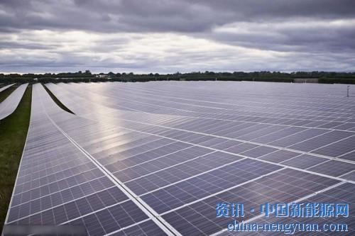                                                                                                                                                                     
	　　據(jù)報道，由于支持率下降，英國太陽能部署的需補貼項目處在是否具備經(jīng)濟性的關(guān)鍵節(jié)點上，目前其安裝容量已減少一半。

	　　圍繞太陽能發(fā)電組件與電池最低進口價格（MIP）未來不確定