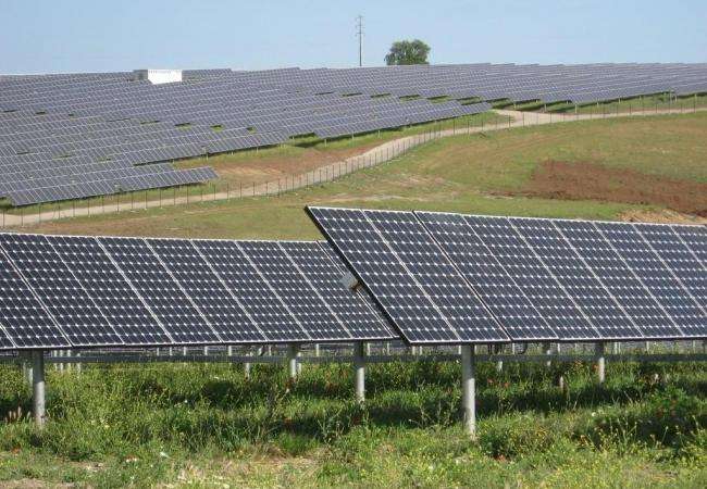 從國(guó)家電投集團(tuán)黃河上游水電開發(fā)有限責(zé)任公司了解到，截至2017年底，黃河公司電力總裝機(jī)容量1595萬(wàn)千瓦，清潔能源比重占92%。其中，光伏裝機(jī)達(dá)286萬(wàn)千瓦，繼續(xù)穩(wěn)坐全球光伏發(fā)電最大運(yùn)營(yíng)商的寶座