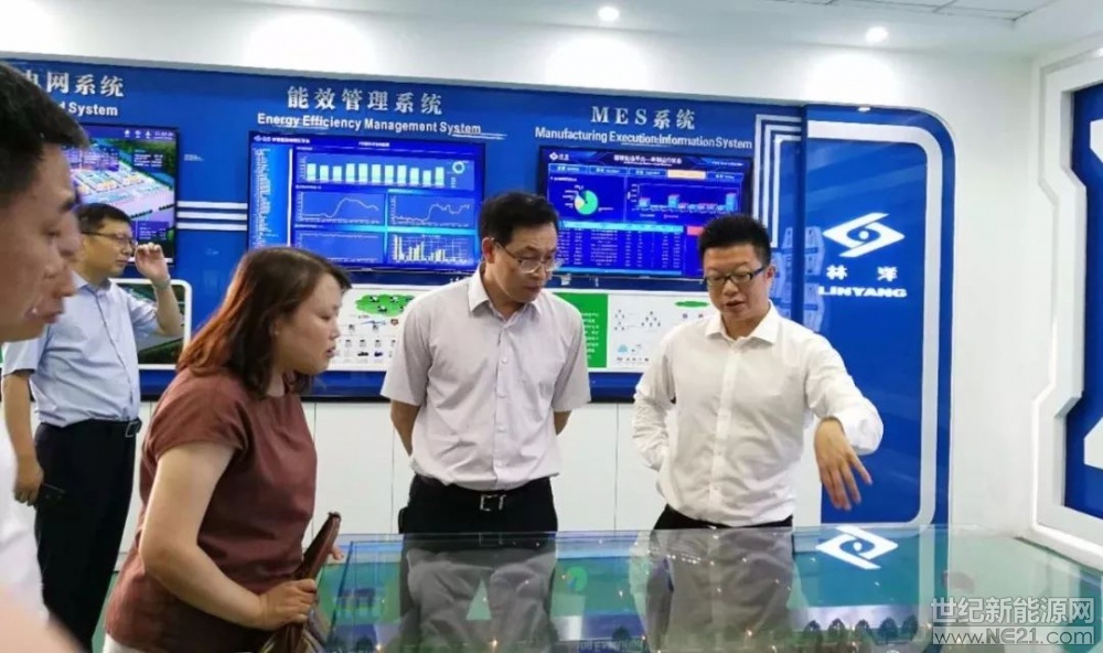  近期，中國(guó)電建集團(tuán)河南工程有限公司董事長(zhǎng)王海波先生一行到訪公司，深入考察了解公司智能、節(jié)能、新能源三大板塊業(yè)務(wù)的運(yùn)營(yíng)情況和公司產(chǎn)品及生產(chǎn)技術(shù)水平，對(duì)公司的產(chǎn)品品質(zhì)、技術(shù)實(shí)力、創(chuàng)新能力、投融資實(shí)力和近年取得的優(yōu)異成績(jī)表示高度認(rèn)可，并表示愿意與林洋能源全方位的展開(kāi)合作。





考察期間，公司全資子公司江蘇林洋新能源科技有限公司與中國(guó)電建集團(tuán)河南工程有限公司達(dá)成合作共識(shí)并簽署戰(zhàn)略合作協(xié)議
