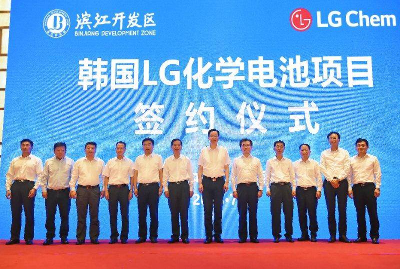 
	中國(guó)儲(chǔ)能網(wǎng)訊：7月17日，江寧濱江開發(fā)區(qū)與韓國(guó)LG化學(xué)舉行簽約儀式，總投資20億美元的LG化學(xué)動(dòng)力電池項(xiàng)目落戶濱江，實(shí)現(xiàn)濱江開發(fā)區(qū)世界500強(qiáng)企業(yè)“零”的突破。


	 


	韓國(guó)LG化學(xué)是世界專業(yè)的先進(jìn)電池制造商，保持著年均30%以上的電池銷售增長(zhǎng)業(yè)績(jī)，特別是汽車動(dòng)力電池和ESS儲(chǔ)能電池均處于世界第一