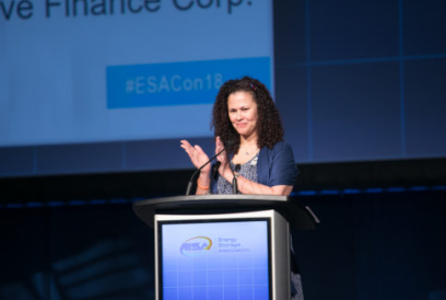 
	中國儲(chǔ)能網(wǎng)訊：如今，太陽能和儲(chǔ)能的世界越來越緊密地結(jié)合在一起。行業(yè)媒體記者采訪了美國儲(chǔ)能協(xié)會(huì)（ESA）首席執(zhí)行官Kelly Speakes-Backman