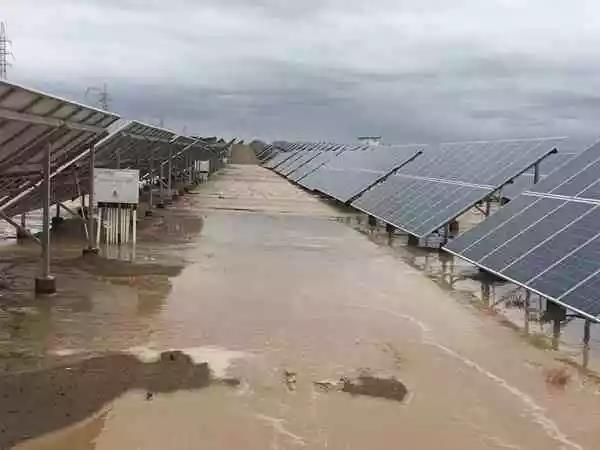 
	中國儲(chǔ)能網(wǎng)訊：7月14日7點(diǎn)10分，黃河公司海西發(fā)電部運(yùn)維人員巡視發(fā)現(xiàn)洪水流入格爾木光伏電站升壓站東側(cè)排洪溝;7點(diǎn)50分，發(fā)現(xiàn)電站升壓站西側(cè)來水，且水勢較大，漫過電站硬化道路，流入子陣后立即進(jìn)行了匯報(bào)。黃河公司海西發(fā)電部接到匯報(bào)后高度重視，于8點(diǎn)00分啟動(dòng)了《海西新能源發(fā)電部防汛應(yīng)急預(yù)案》，調(diào)集搶險(xiǎn)物資，隨即組織人員趕赴現(xiàn)場進(jìn)行現(xiàn)場救援