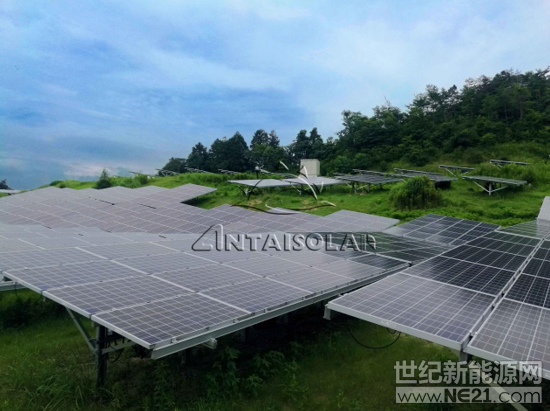 

這里曾是一個(gè)高爾夫球場，寄存過許多人的快樂與驚喜，一段歲月可能已隨風(fēng)而去，但太陽能電站賦予這個(gè)曾經(jīng)的球場新的開始，新的生命，新的榮光。

據(jù)介紹，該項(xiàng)目位于日本香川縣，裝機(jī)量為10MW，綜合項(xiàng)目所在地高爾夫球場的地形評(píng)估和安全評(píng)估，由安泰提供安裝簡單，美觀耐用的幾字樁坡地東西可調(diào)支架解決方案