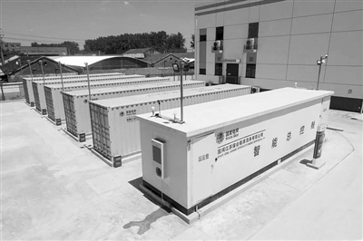 
			              
	
儲(chǔ)能電站正式并網(wǎng)投運(yùn)
科技匯
總?cè)萘?0.2萬千瓦時(shí)，可滿足17萬居民一天的生活用電……7月18日，一個(gè)超大型“充電寶”在江蘇鎮(zhèn)江投入運(yùn)行，鎮(zhèn)江儲(chǔ)能電站總功率達(dá)10.1萬千瓦，是國內(nèi)規(guī)模最大的電池儲(chǔ)能電站項(xiàng)目。
2017年，江蘇電網(wǎng)最高調(diào)度用電負(fù)荷已達(dá)到1.02億千瓦，超過德國、韓國、澳大利亞等國最高用電負(fù)荷