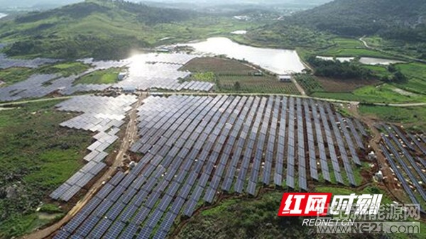 

陽(yáng)華田光伏項(xiàng)目。

紅網(wǎng)時(shí)刻永州7月19日訊（通訊員 李珊珊）“以前咱們村三面環(huán)山，種地難、出行難、賺錢難、生活難，近年來(lái)，路通了，土地流轉(zhuǎn)啊、農(nóng)家樂(lè)啊、旅游啊等等都發(fā)展起來(lái)了，生活變得好愜意了