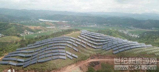 近日，由猛獅科技旗下江蘇峰谷源儲(chǔ)能技術(shù)研究院有限公司建設(shè)的云南楚雄州大姚縣倉(cāng)街農(nóng)光互補(bǔ)光伏發(fā)電項(xiàng)目正式并網(wǎng)發(fā)電。



據(jù)了解，該項(xiàng)目屬“云南省2017年新增計(jì)劃規(guī)模光伏項(xiàng)目”，位于大姚縣金碧鎮(zhèn)倉(cāng)街、妙峰、胡屯村委會(huì)一帶的山坡上，總規(guī)模為20MWp，覆蓋面積約500畝