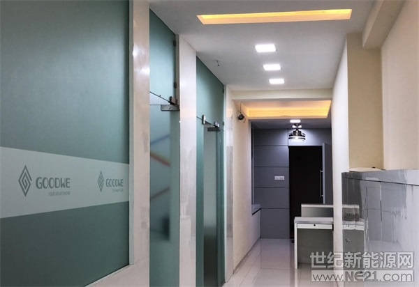  印度一直是固德威全球化戰(zhàn)略版圖的重要部分，作為較早進(jìn)入印度市場(chǎng)的國(guó)內(nèi)光伏逆變器廠商之一，固德威在印度擁有良好的口碑和客戶(hù)基礎(chǔ)，并且與本土安裝商建立了長(zhǎng)期友好合作關(guān)系。近日，固德威繼續(xù)在印度市場(chǎng)發(fā)力，在孟買(mǎi)最新成立了辦公室作為客戶(hù)服務(wù)中心，吸納大批本地精英加盟，加強(qiáng)業(yè)務(wù)拓展和技術(shù)服務(wù)能力，維護(hù)良好口碑，穩(wěn)固在印領(lǐng)先優(yōu)勢(shì)