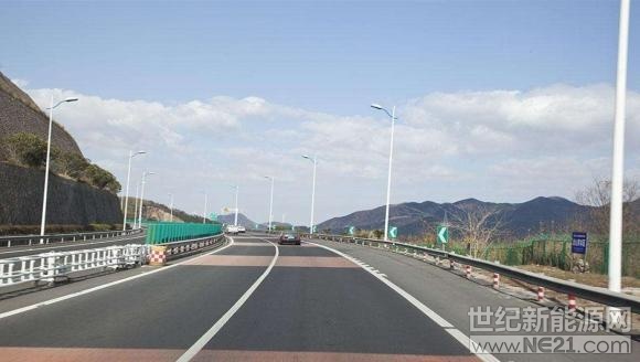  光伏產(chǎn)業(yè)發(fā)展迅猛，在發(fā)展的同時(shí)也帶動(dòng)了相關(guān)的產(chǎn)業(yè)的發(fā)展，光伏高速也由此誕生，據(jù)了解浙江將建具備智能、快速、綠色、安全等要素光伏高速公路，具體的情況如何呢?下面跟小編一起來(lái)了解吧。



浙江省要建設(shè)全國(guó)首條超級(jí)高速公路的說(shuō)法于近日得到了官方證實(shí)