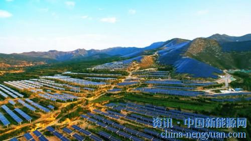                                                                                                                                                                     
	　　近幾年來(lái)，中國(guó)光伏公司扎堆從納斯達(dá)克逃離的場(chǎng)景，一如13年前扎堆上市。

	　　在經(jīng)歷了長(zhǎng)達(dá)三年的拉鋸戰(zhàn)后，河北晶龍集團(tuán)董事長(zhǎng)靳保芳終于如愿以?xún)? onError=