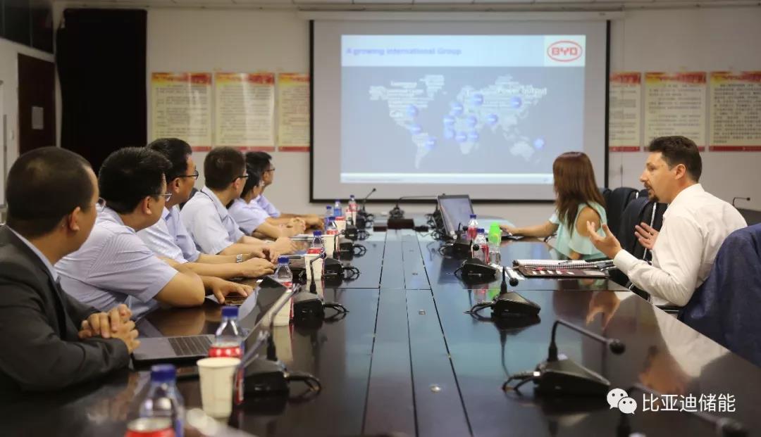 
	中國(guó)儲(chǔ)能網(wǎng)訊：7月18日，比亞迪與CMI在深舉行MOU簽約儀式，旨在對(duì)未來雙方項(xiàng)目開發(fā)、合作框架范圍奠定基礎(chǔ)及建立規(guī)范。CMI公司希望可以借助雙方合作調(diào)試CMI的能源管理系統(tǒng)(EMS)以優(yōu)化不同電網(wǎng)服務(wù)的商業(yè)模型，并為后續(xù)長(zhǎng)期開發(fā)儲(chǔ)能項(xiàng)目積累默契和經(jīng)驗(yàn)