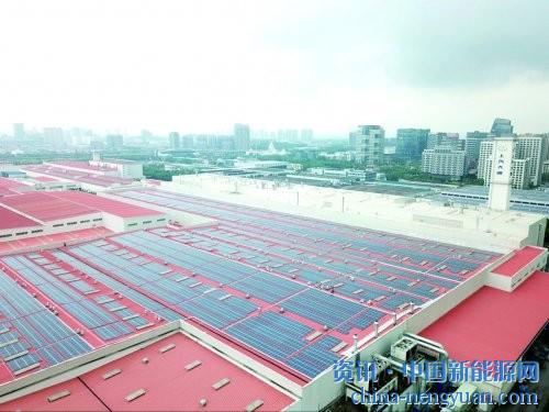                                                                                                                                                                     
	　　近來(lái)，許多無(wú)人機(jī)攝影愛(ài)好者意外發(fā)現(xiàn)，上汽大通無(wú)錫基地醒目的橙色屋頂被一塊塊銀色的光伏太陽(yáng)能板所覆蓋。記者聞?dòng)嵑筇皆L(fǎng)上汽大通，得知企業(yè)正式啟用了位于車(chē)身車(chē)間屋面的4.12MW分