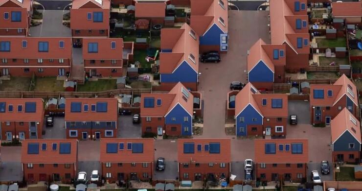 英國(guó)政府表示，綠色能源補(bǔ)貼計(jì)劃將在明年終止，而且沒(méi)有替代計(jì)劃。此舉引發(fā)再生能源業(yè)和綠色團(tuán)體指控，政府嚴(yán)重打擊戶(hù)用光伏市場(chǎng)