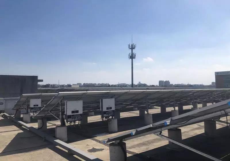 時(shí)下正值七月，炎熱高溫天氣成為常態(tài)，路上走一圈便會(huì)大汗淋漓。對(duì)于不同應(yīng)用場(chǎng)景的光伏發(fā)電站來(lái)說(shuō)面對(duì)持續(xù)的高溫天氣會(huì)怎樣呢?毫無(wú)疑問(wèn)也是一種考驗(yàn)