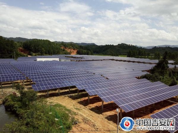 現(xiàn)在已經(jīng)進(jìn)入“大暑”節(jié)氣

是一年中最熱的時(shí)候

你是不是還在感嘆熱成狗

生煎、水煮、鐵板燒都是常事

這條命都是空調(diào)給的

可你不知道吧

帶你涼涼帶你爽的空調(diào)

有可能都是太陽的功勞

不信？來看！



在爆款游戲“植物大戰(zhàn)僵尸”中，可釋放陽光“加血”的向日葵讓人印象深刻。而在吉安，光伏發(fā)電項(xiàng)目，則吸收陽光轉(zhuǎn)變成真金白銀，造福大家