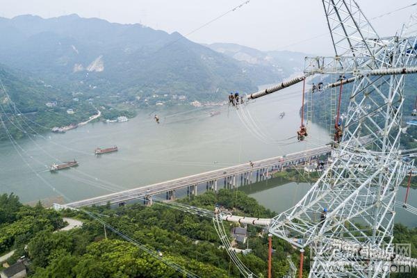 從2015年開始，四川電網(wǎng)每年的調(diào)峰棄水電量就超過100億千瓦時。其中，2017年為139.96億千瓦時