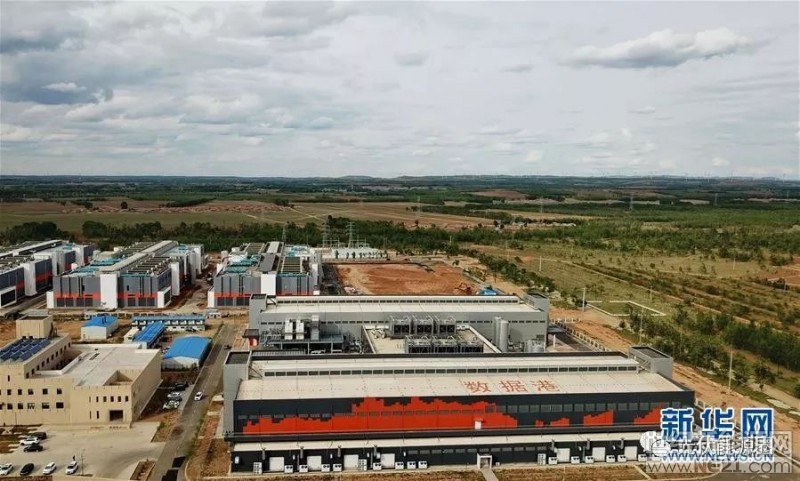 6月12日，工人在阿里巴巴云計算數(shù)據(jù)中心查看10千伏柔性直流變電設備的工作情況。近日，河北省張北縣阿里巴巴云計算數(shù)據(jù)中心采用當?shù)毓夥l(fā)電站供電的10千伏柔性直流變電設備，經(jīng)過一段時間的調(diào)試運行開始全面供能，開啟了清潔電能輸送的新模式