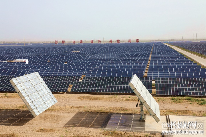 
 
格爾木市光伏園區(qū)。記者 高琳哲 攝

長城網(wǎng)格爾木7月27日訊(記者 高琳哲)茫茫戈壁灘上，一片片光伏板好似太陽花一般，接收著太陽的光輝，在炎炎烈日的烘烤下，源源不斷地釋放著綠色能源