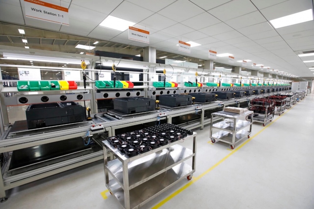 世紀新能源網(wǎng)消息：全球最大的光伏逆變器企業(yè)，海外市場再發(fā)力！7月27日，陽光電源在印度班加羅爾的工廠舉行了盛大的投產(chǎn)儀式，該工廠年產(chǎn)能達3GW，是陽光電源在海外投資建設的光伏逆變器制造基地，標志著陽光電源在印度乃至整個海外市場的業(yè)務發(fā)展將進入一個新的里程碑。眾所周知，印度太陽能資源豐富且市場需求巨大，是全球最受矚目的光伏市場之一