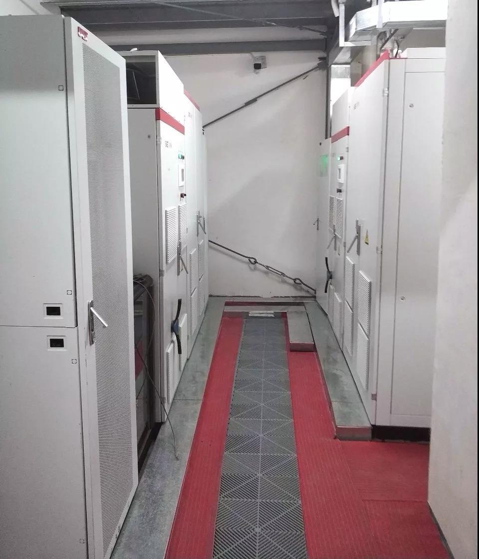 
	中國儲能網(wǎng)訊：隨著目前用戶側(cè)電力市場改革的推進，以及綜合能源服務(wù)，售電業(yè)務(wù)，分布式光伏市場化的快速發(fā)展，工商業(yè)儲能市場需求越來越明確，商業(yè)模式也越來越清晰。


	首先，儲能電池價格的大幅下降促進工商業(yè)儲能收益率越來越好