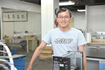 
	中國(guó)儲(chǔ)能網(wǎng)訊：在采訪時(shí)，劉富德難以抑制對(duì)華為公司的欣賞，衣服胸口“勇往直前”四個(gè)大字，正是華為任正非提出來(lái)的人生信條。


	走了20年的學(xué)術(shù)之路，2015年，劉富德突然想換個(gè)“跑道”