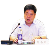 
	中國(guó)儲(chǔ)能網(wǎng)訊：近年來(lái)，我國(guó)動(dòng)力電池取得了長(zhǎng)足發(fā)展，隨著全球汽車(chē)企業(yè)戰(zhàn)略轉(zhuǎn)型到來(lái)，電動(dòng)汽車(chē)也被各大車(chē)企高度重視，這對(duì)我國(guó)電動(dòng)汽車(chē)產(chǎn)業(yè)既是機(jī)遇也是挑戰(zhàn)，也為我國(guó)動(dòng)力電池產(chǎn)業(yè)開(kāi)啟了發(fā)展提升的機(jī)遇大門(mén)。不過(guò)，如何在新一輪競(jìng)爭(zhēng)中占據(jù)有利地位，誕生更多的優(yōu)勢(shì)集團(tuán)企業(yè)，突破產(chǎn)業(yè)鏈核心薄弱環(huán)節(jié)，實(shí)現(xiàn)跨越式的提質(zhì)突破？7月19日，在中國(guó)新能源汽車(chē)動(dòng)力電池產(chǎn)業(yè)發(fā)展報(bào)告（2018）發(fā)布暨產(chǎn)業(yè)發(fā)展研討會(huì)上，中國(guó)汽車(chē)技術(shù)研究中心有限公司副總經(jīng)理吳志新提出了三點(diǎn)建議