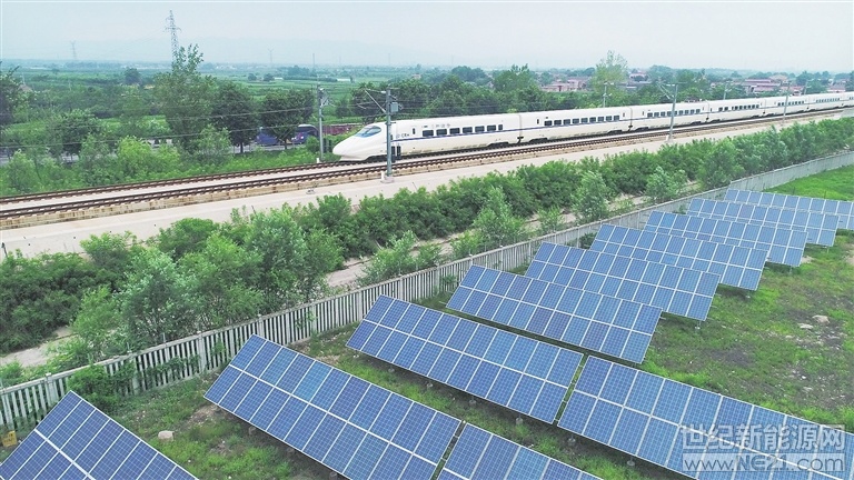 
 
整齊的太陽能光伏發(fā)電，飛馳而過的列車，遠處隱約可見的鄉(xiāng)村，構(gòu)成了一幅美麗的圖畫……近年來，襄汾縣景毛鄉(xiāng)南小張村充分利用大西高鐵一側(cè)閑置撂荒地發(fā)展光伏發(fā)電，壯大集體經(jīng)濟，每年可收入10萬余元，用于村里的公益事業(yè)建設(shè)，有效帶動了全村的發(fā)展。 
