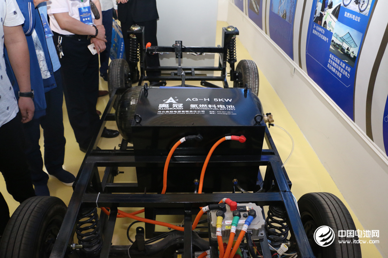 
			              近期燃料電池產(chǎn)業(yè)規(guī)劃頻出，政策面扶持力度顯著加強(qiáng)，行業(yè)商業(yè)化推廣迎來(lái)提速，有望打開(kāi)未來(lái)3年10倍的增長(zhǎng)空間。中信證券建議，優(yōu)選產(chǎn)業(yè)化進(jìn)度較快、增長(zhǎng)確定性較強(qiáng)的核心環(huán)節(jié)龍頭公司，重點(diǎn)關(guān)注三大方向：一是電堆涉及及系統(tǒng)集成環(huán)節(jié);二是燃料電池輔助系統(tǒng)環(huán)節(jié);三是氫氣環(huán)節(jié)，如氫站建設(shè)，以及氫能技術(shù)平臺(tái)