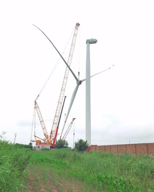                        近日，聯(lián)合動力在UP2000-130風(fēng)電機(jī)組吊裝中首次采用全新單點吊裝方案，實現(xiàn)吊裝新突破。  該單點吊裝方案采用專用吊具剛性連接輪轂，主吊點、葉輪重心及輔助吊點為三點一線設(shè)計，與常規(guī)吊裝方式對葉片損傷大、調(diào)整葉輪安裝姿態(tài)難相比，具備六大優(yōu)勢： 載荷傳遞路徑最優(yōu)