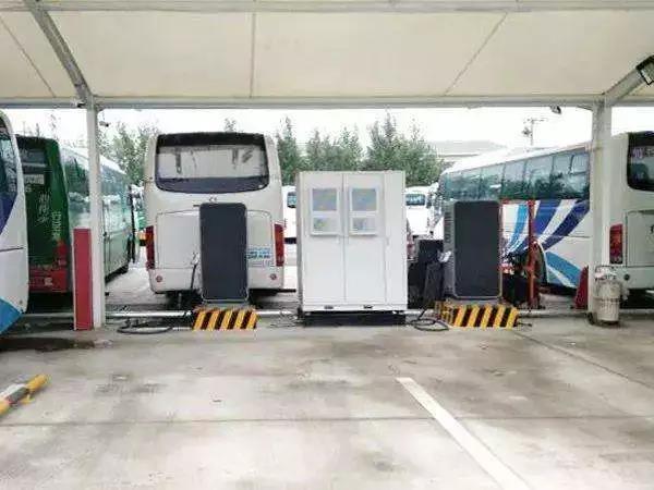 
	中國(guó)儲(chǔ)能網(wǎng)訊：2017年，全國(guó)棄光電量73億千瓦時(shí)，棄光率6%，消納難一直是行業(yè)頑疾。而電池儲(chǔ)能可以實(shí)現(xiàn)功率、能量雙向調(diào)節(jié)，響應(yīng)速度快，能幫助光伏發(fā)電擁有與傳統(tǒng)火電一樣的調(diào)節(jié)能力