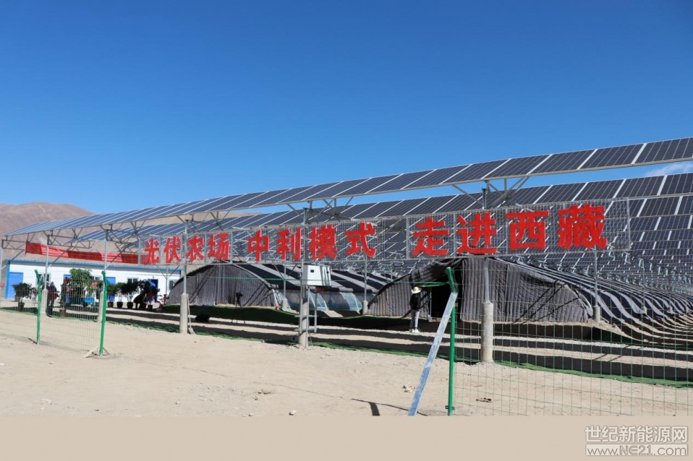  
 
七月的瓊結(jié)，如畫的美麗鄉(xiāng)村，陽光灑落在瓊結(jié)縣1兆瓦貧困村光伏農(nóng)場。棚外陽光和煦，棚內(nèi)農(nóng)作物舒展著新葉，等待迎接一場新生