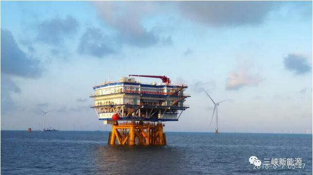　　2018年8月6日18時58分，伴隨著對講機中傳來“報告船長，升壓站已完成對接”，至此，經(jīng)過13個小時的連續(xù)奮戰(zhàn)，三峽新能源江蘇大豐300兆瓦海上風電項目220千伏海上升壓站順利完成吊裝。

　　江蘇大豐項目位于江蘇省鹽城市大豐區(qū)東沙沙洲北側(cè)的小北槽—太平沙海域