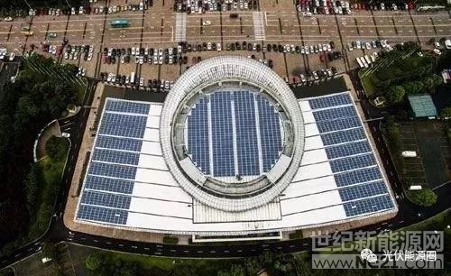 近日，國家機關(guān)事務(wù)管理局(簡稱“國管局”) 公共機構(gòu)節(jié)能管理司發(fā)布了《關(guān)于印發(fā)公共機構(gòu)分布式光伏發(fā)電系統(tǒng)建設(shè)指南的通知》，通知從施工方資質(zhì)、設(shè)計要求、設(shè)備要求、施工要求、運維要求、安全管理等方面做出了明確規(guī)定。

早在16年就有一些縣市身先力行地在辦公樓屋頂安裝了光伏電站