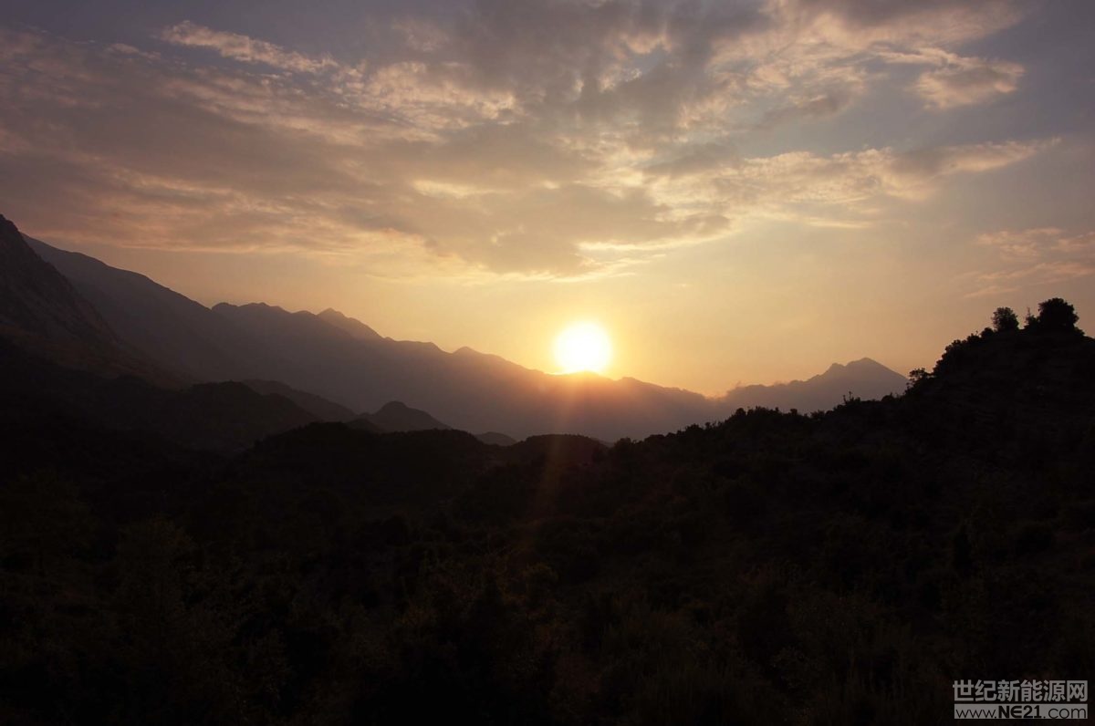 

阿爾巴尼亞政府宣布了拍賣的條件，以開發(fā)其第一個大型太陽能項(xiàng)目。

阿爾巴尼亞能源和工業(yè)部(MEI)啟動了該國期待已久的第一座大型太陽能發(fā)電廠建設(shè)的拍賣