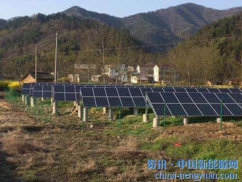                                                                                                                                                                     
	　　8月3日，記者從省扶貧移民局了解到，《四川省村級(jí)光伏扶貧電站收益分配管理實(shí)施辦法》近日印發(fā)，明確村級(jí)光伏扶貧電站資產(chǎn)確權(quán)給村集體所有，聯(lián)村光伏扶貧電站資產(chǎn)按比例確權(quán)至各村集體