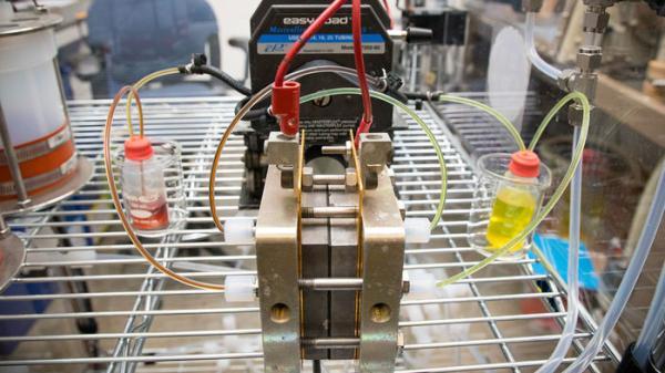 
	中國儲能網(wǎng)訊：隨著太陽能和風能近年來掀起價格革命，儲能倒成了大問題。人們需要一種大型、廉價而耐用的電池，在日落之后、風停之后提供電力