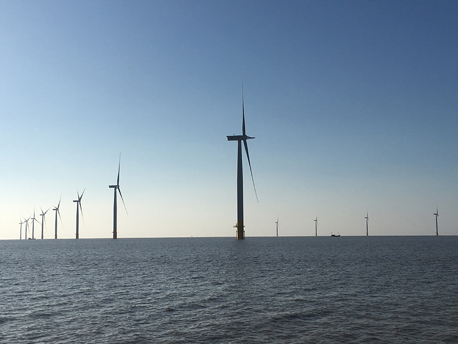                        近日，我國首個遠海潮間帶項目魯能東臺海上風電場傳來捷報。上海電氣50臺4MW機組全部通過240小時試運行順利進入質(zhì)保期，較原計劃提前110天，獲得了業(yè)主的高度認可及表揚