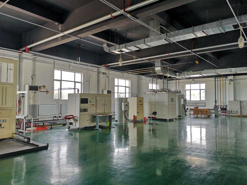 
	中國儲能網(wǎng)訊：近日，全國首套以煤為原料的固體氧化物燃料電池(SOFC)項目在晉煤集團天溪煤制油分公司燃料電池實驗室打通全流程，實現(xiàn)了從煤經(jīng)氣化再通過SOFC發(fā)電示范。


	


	據(jù)悉，“碳燃料電池關(guān)鍵技術(shù)與裝備開發(fā)”是晉煤集團承擔的山西省重點科技攻關(guān)項目，晉煤集團煤化工研究院聯(lián)合清華大學、中國礦業(yè)大學（北京）、蘇州華清共同開發(fā)