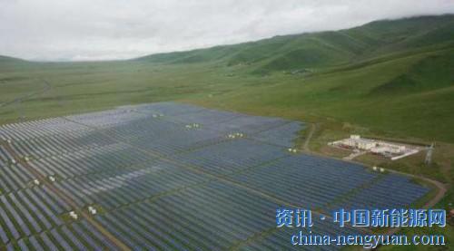                                                                                                                                                                     
	　　藍(lán)天白云下，遼闊的大草原上，大片大片的光伏板，微微昂頭，在高原陽(yáng)光的照射下，正源源不斷地釋放著綠色能源。

	　　《牽手新地標(biāo) 邁進(jìn)新時(shí)代》聯(lián)合采訪新聞報(bào)道組日前走進(jìn)了阿壩州