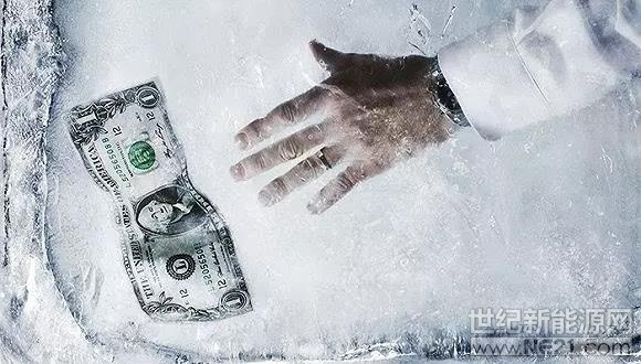  在歷經(jīng)等待政策漫長(zhǎng)的兩個(gè)月期間，很多光伏人開始放棄了不切實(shí)際的幻想，面對(duì)實(shí)際情況來解決拖了兩個(gè)月的難題，那就是放棄光伏行業(yè)還是想辦法堅(jiān)持到寒冬結(jié)束。



這確實(shí)是一個(gè)艱難的決定，任何行業(yè)預(yù)測(cè)都不準(zhǔn)，雖然很多人說國(guó)內(nèi)光伏會(huì)冰凍兩年才會(huì)重啟，可是萬一到了年底，或者一兩月后就有轉(zhuǎn)機(jī)也不一定，畢竟光伏人的智慧無窮，任何困難都能找到出路