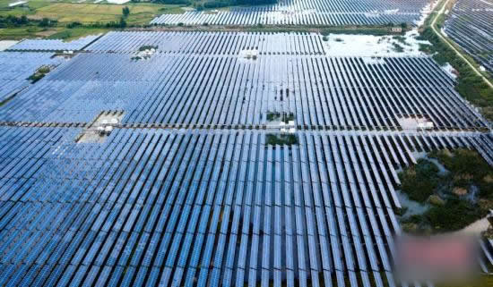                                         
	　　由清華大學(xué)地球系統(tǒng)科學(xué)系羅勇教授團(tuán)隊與新疆五家渠市旭陽光伏發(fā)電有限公司，以及新疆博納格材料科技有限公司合作設(shè)立的大型光伏電站氣候環(huán)境生態(tài)效應(yīng)研究觀測場，10日在此間揭牌。

	
	近年來，新余市積極探索分布式及“漁光”、“林光”、“農(nóng)光”互補(bǔ)光伏產(chǎn)業(yè)發(fā)展新模式