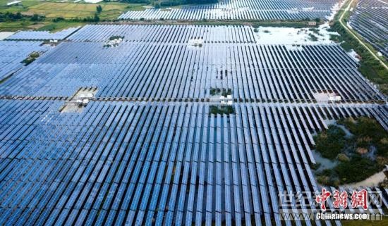  由清華大學(xué)地球系統(tǒng)科學(xué)系羅勇教授團(tuán)隊與新疆五家渠市旭陽光伏發(fā)電有限公司，以及新疆博納格材料科技有限公司合作設(shè)立的大型光伏電站氣候環(huán)境生態(tài)效應(yīng)研究觀測場，10日在此間揭牌。


 
近年來，新余市積極探索分布式及“漁光”、“林光”、“農(nóng)光”互補(bǔ)光伏產(chǎn)業(yè)發(fā)展新模式