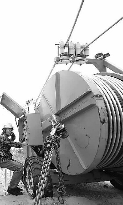 
陜北風(fēng)電基地架線施工
　　近日，陜西投資規(guī)模最大、涉及面最廣的輸變電工程——陜北風(fēng)電基地750千伏集中送出工程開始進(jìn)行架線施工作業(yè)。該工程總投資50.3億元，涉及陜西榆林、延安、銅川、咸陽、渭南、西安6市22縣市區(qū)，建成后將滿足陜北電力送出、新能源消納和陜西關(guān)中地區(qū)電力供應(yīng)需求