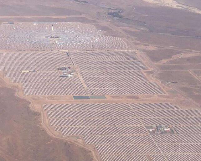 
	中國儲(chǔ)能網(wǎng)訊：光熱發(fā)電技術(shù)主要分塔式、槽式、碟式、菲涅爾式四大類，這其中又因傳儲(chǔ)熱介質(zhì)、儲(chǔ)熱方式、聚光方式的差異而呈現(xiàn)多元化。


	就入選中國首批示范的20個(gè)項(xiàng)目來說，均采用單一的塔式、槽式或菲涅爾式技術(shù)