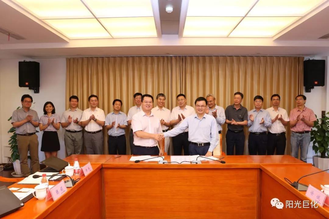 
	中國儲(chǔ)能網(wǎng)訊：近日，國家電投集團(tuán)中央研究院院長李連榮一行來巨化，雙方經(jīng)友好協(xié)商，簽署了戰(zhàn)略合作協(xié)議。雙方將在氫能源及儲(chǔ)能技術(shù)等領(lǐng)域的核心技術(shù)開發(fā)、關(guān)鍵部件制造、檢測與應(yīng)用等方面展開合作，形成優(yōu)勢互補(bǔ)、互利共贏、快速發(fā)展的良好局面