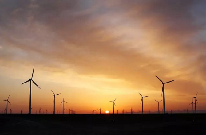                        8月14日，新疆發(fā)改委通報7月份風電運行情況：7月自治區(qū)風電運行情況保持良好，設備利用小時數(shù)和發(fā)電量同比增加，累計棄風電量和棄風率實現(xiàn)持續(xù)“雙降”。 一、風電運行情況 （一）裝機容量：截至2018年7月底，新疆電網(wǎng)聯(lián)網(wǎng)運行的發(fā)電裝機容量8617.5萬千瓦