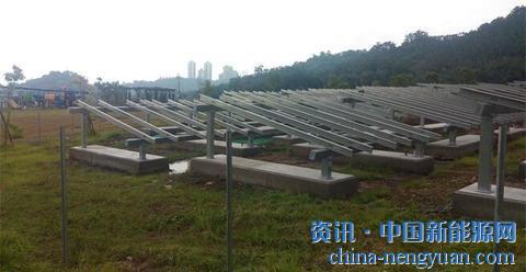                                                                                                                                                                     
	臺(tái)北市木柵的福德坑環(huán)保復(fù)育公園以及南港的山水綠生態(tài)公園近日被發(fā)現(xiàn)，草地上插滿太陽(yáng)能板。(圖片來源：臺(tái)灣“中時(shí)電子報(bào)”)

	　　據(jù)臺(tái)灣“中時(shí)電