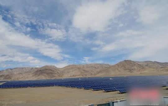                                         
	　　帕米爾高原東麓喀喇昆侖山腳下，一排排光伏電池板組件形成一個(gè)龐大的方陣，吸收著太陽(yáng)的能量。這里是深能福塔塔什庫(kù)爾干2萬(wàn)千瓦光伏發(fā)電項(xiàng)目，也是新疆首個(gè)集中式扶貧光伏電站所在地