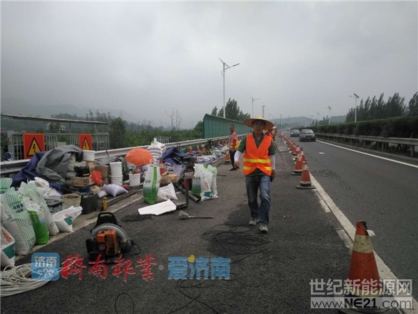  日前，有熱心網(wǎng)友反映，落戶濟南不足一年的全球首條光伏高速公路疑似已被拆除。16日上午，記者進行了實地探訪，這條曾經(jīng)“光環(huán)滿滿”的光伏高速公路，究竟“經(jīng)歷”了什么？



16日上午，記者沿濟南南繞城高速順行至光伏路面試驗段